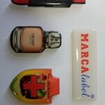 Etiquetas de alumínio com  aplicação de resina epoxi incolor